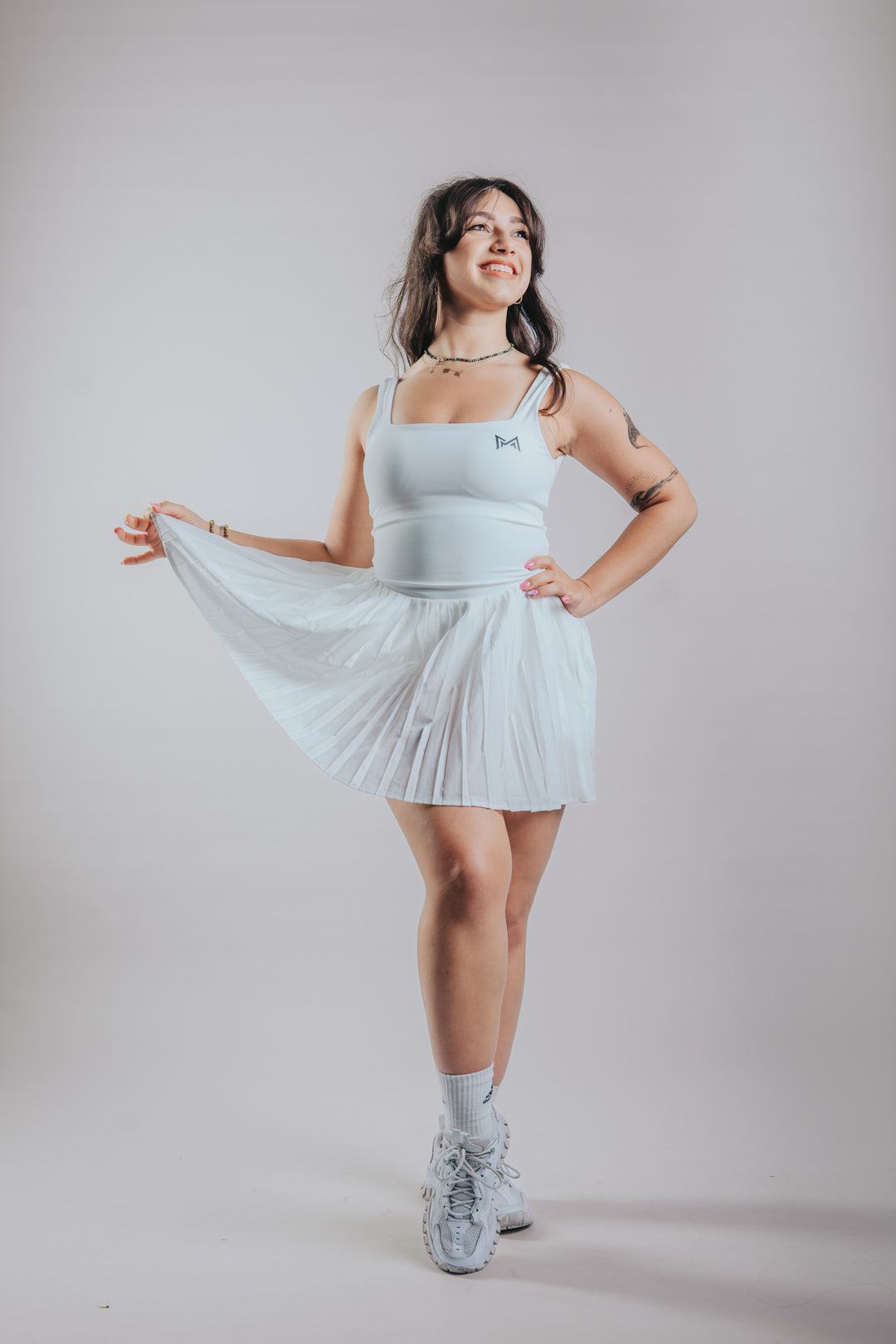 VESTIDO DE LÍNEA LIMPIA