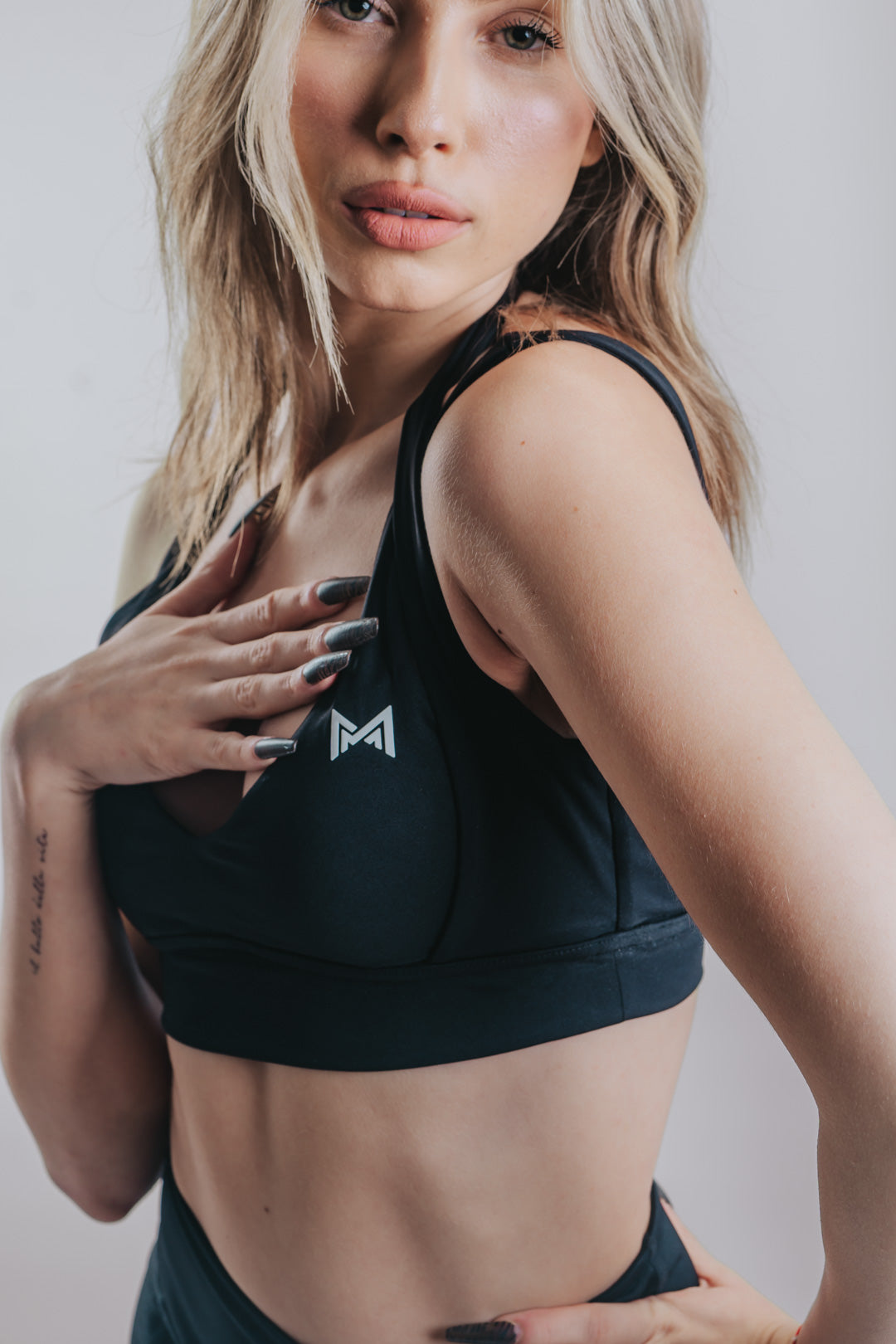 SUJETADOR HALTER ESCULPIDO