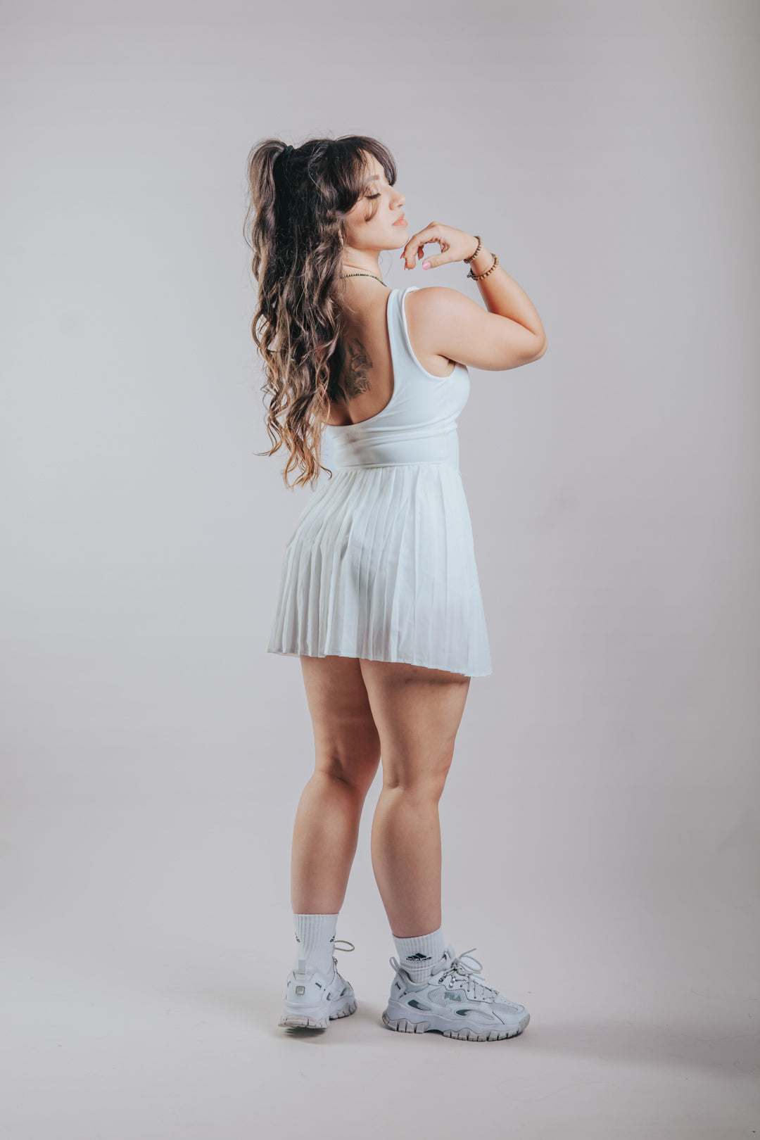 VESTIDO DE LÍNEA LIMPIA