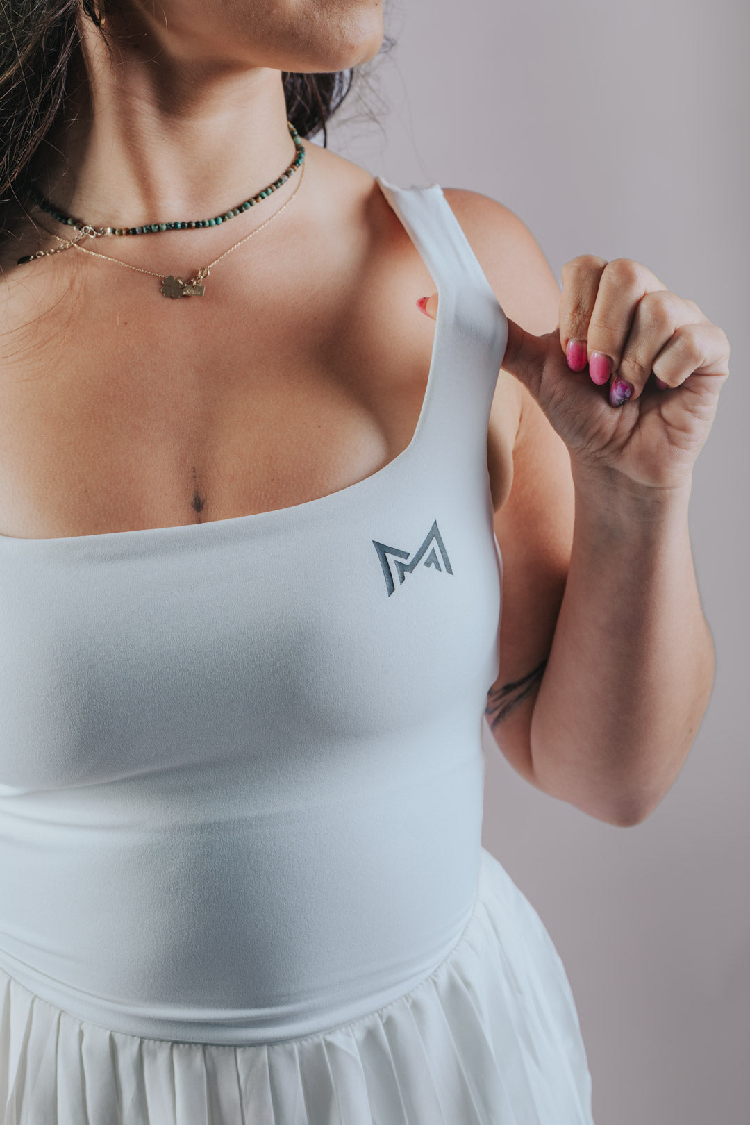 VESTIDO DE LÍNEA LIMPIA